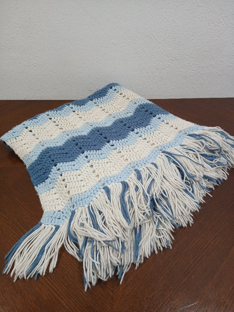 Vintage gehaakt deken in blauw & wit (237 x 93 cm), Maison & Meubles, Accessoires pour la Maison | Plaids & Couvertures, Enlèvement ou Envoi