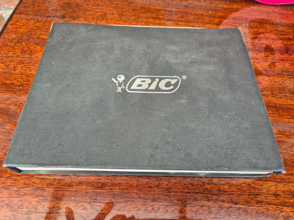 Coffret de 10 étuis à briquet Bic, Collections, Enlèvement ou Envoi, Briquet