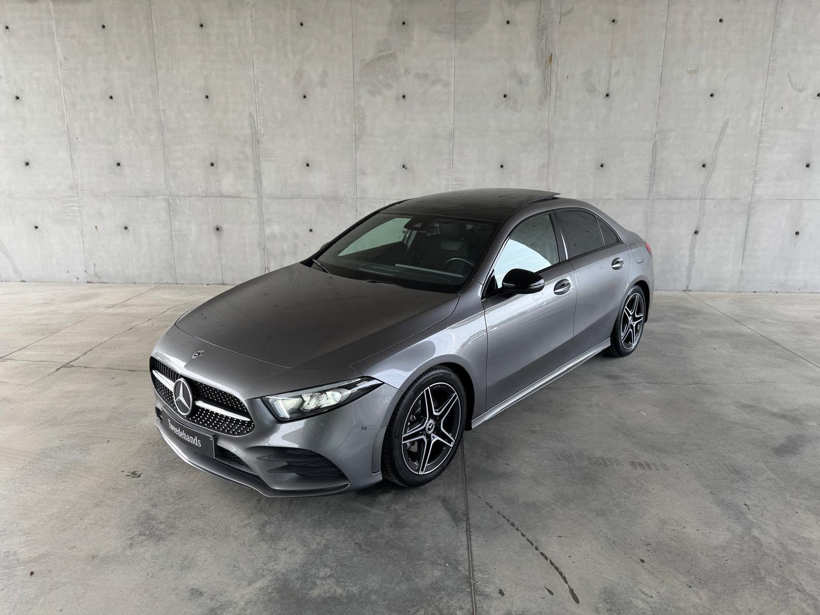 Mercedes-Benz A 180 AMG Line Limousine + CARPLAY + TREKHAAK, Auto's, Gebruikt, 4 cilinders, 136 pk, Zilver of Grijs