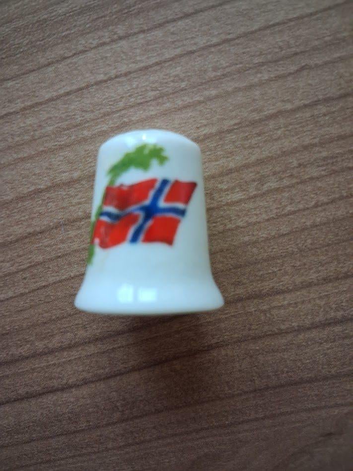 2 vingerhoedjes van Noorwegen. Nieuw., Verzamelen, Vingerhoedjes, Ophalen of Verzenden, Nieuw, Porselein