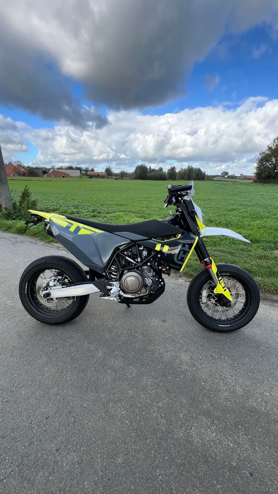 Husqvarna 701, Particulier, SuperMoto