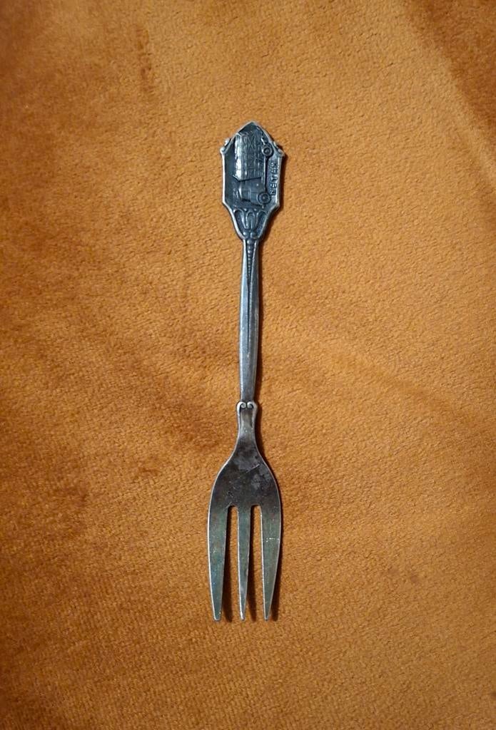 Vintage NETAM souvenir vorkje – vrachtwagen reliëf, Ophalen of Verzenden