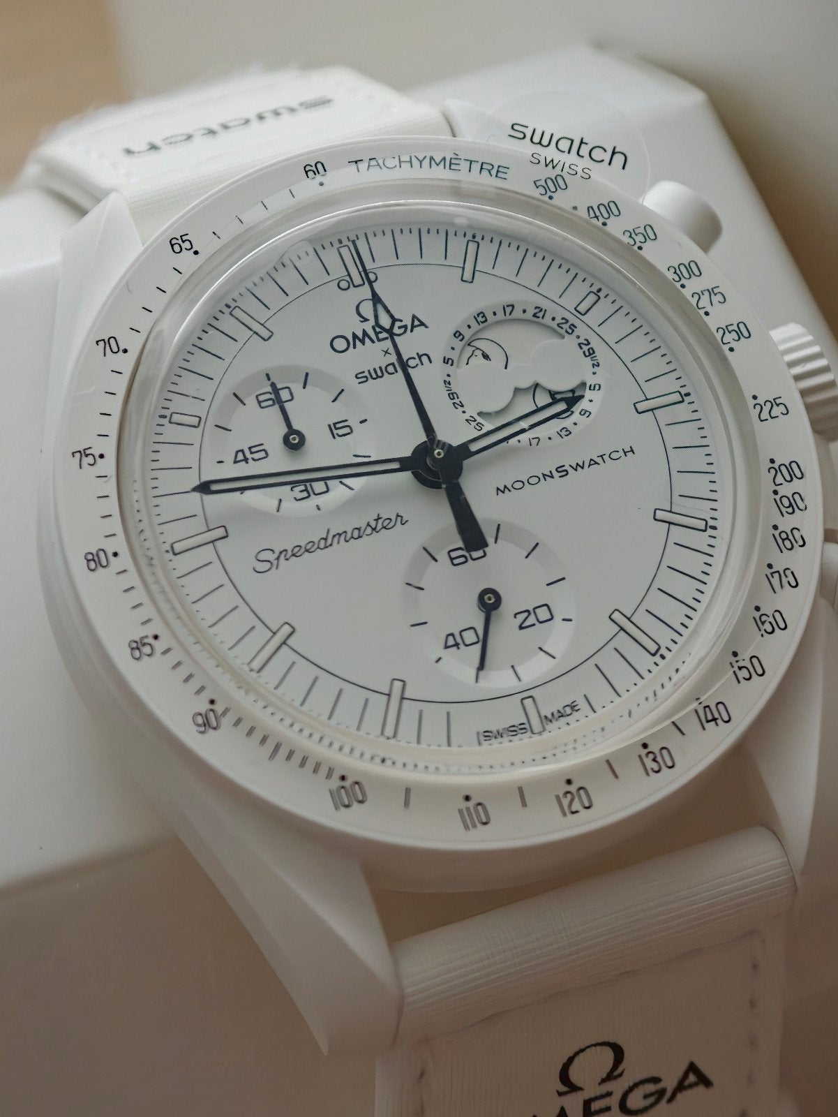 Omega x Swatch MoonSwatch Snoopy Blanche - NEUVE, Enlèvement ou Envoi, Swatch, Synthétique, Synthétique