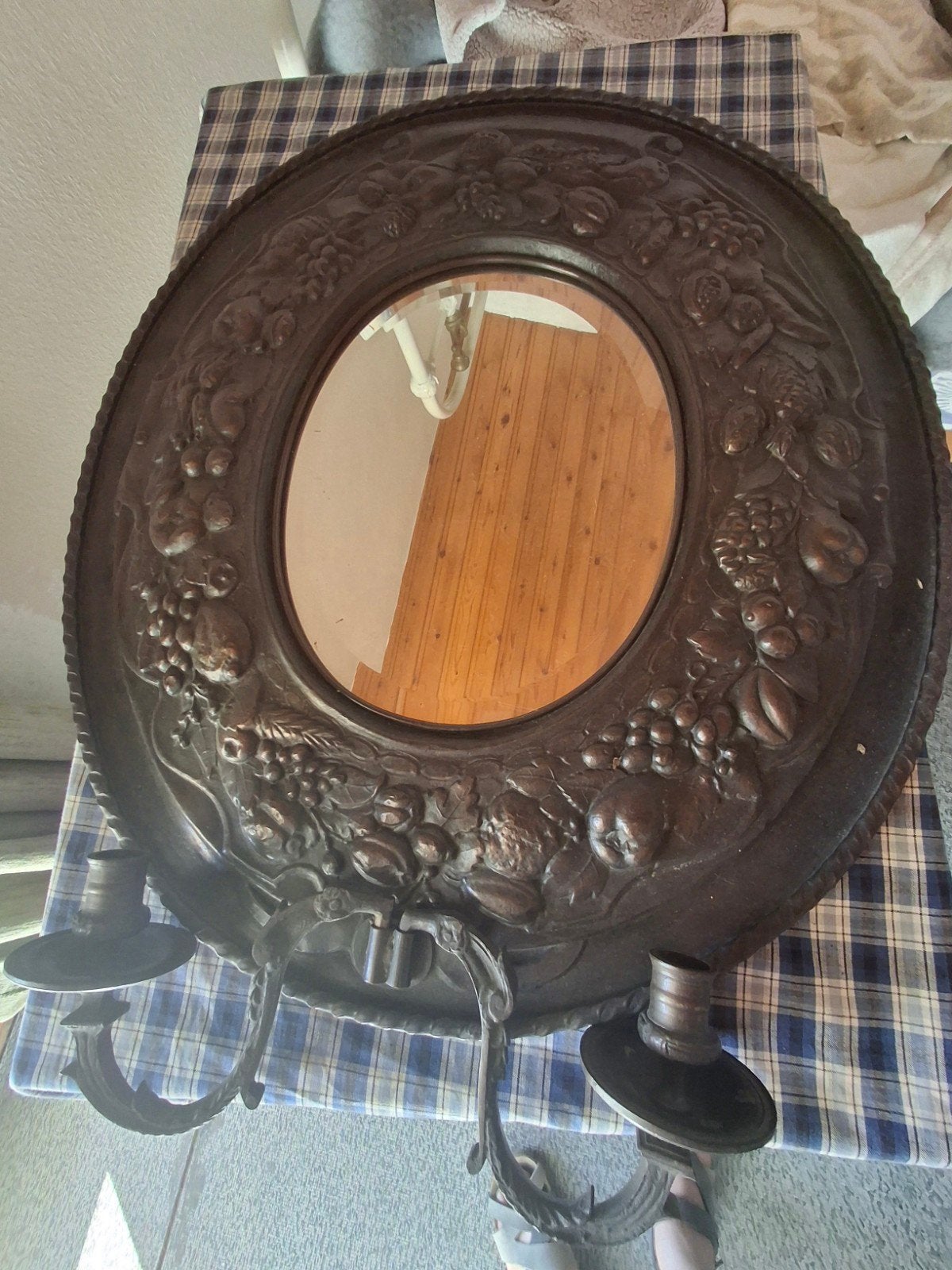 Miroir biseauté à bras de lumière - laiton/cuivre repoussé