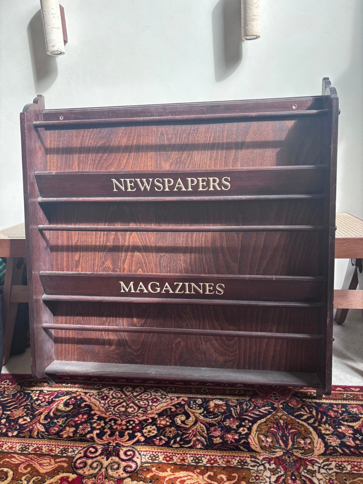 Vintage houten wandrek voor kranten en tijdschriften, Ophalen, Meerdere vakken, Lectuurbak, Zo goed als nieuw