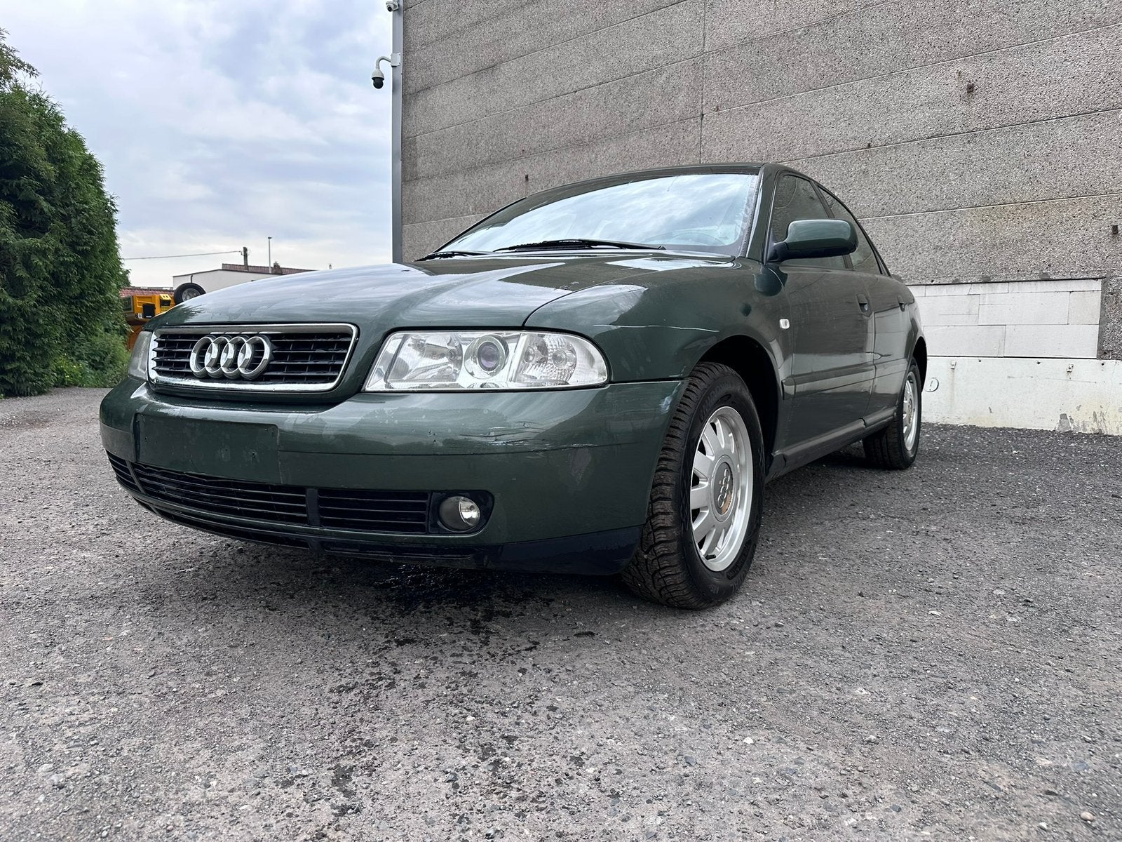 Audi A4 - 1.8 benzine - handelaar / export, Auto's, Audi, Voorwielaandrijving, 4 deurs, Stof, 4 cilinders