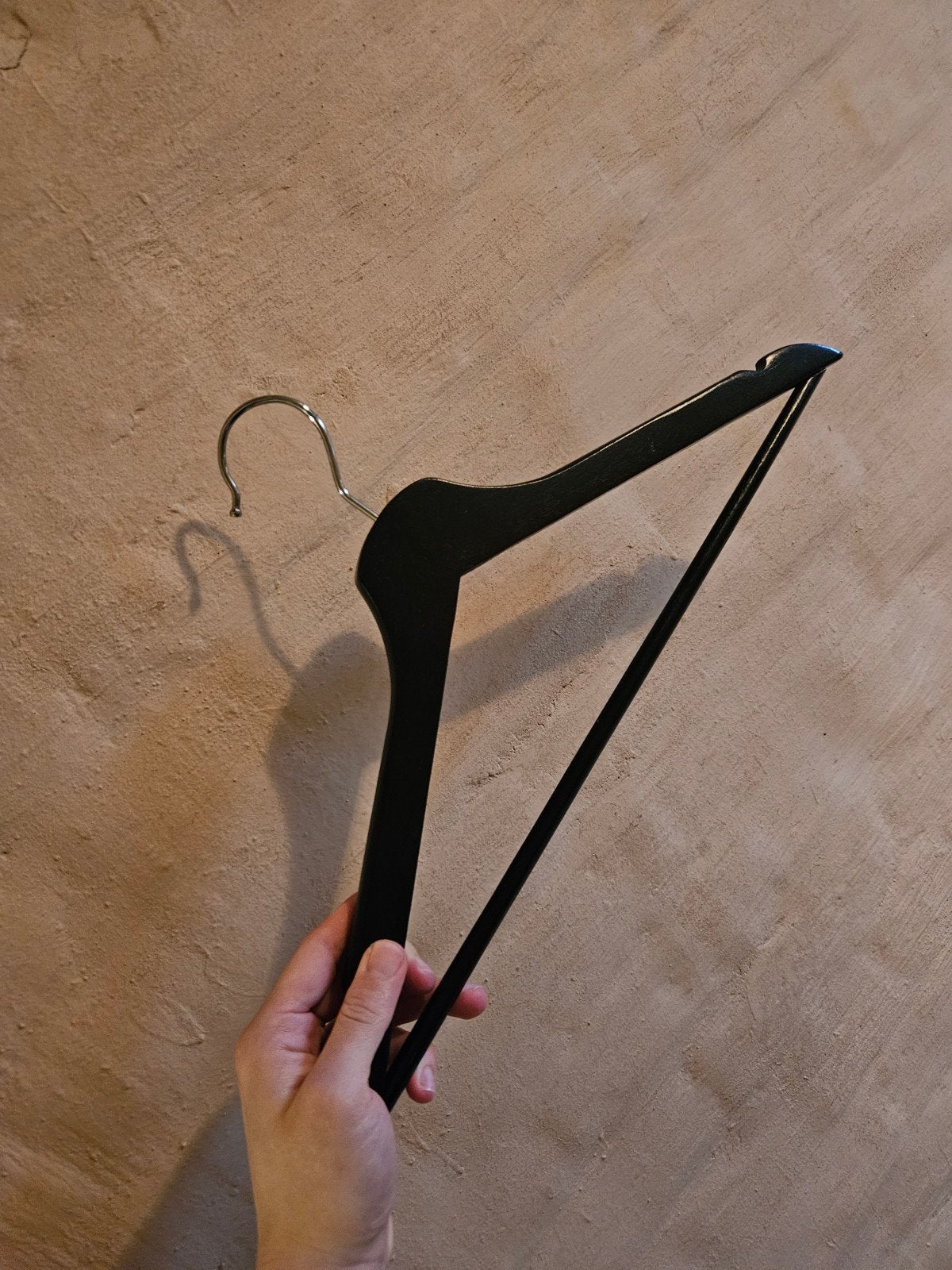 20 zwarte houten kleerhangers, Ophalen of Verzenden, Zo goed als nieuw, Hout, Volwassenen