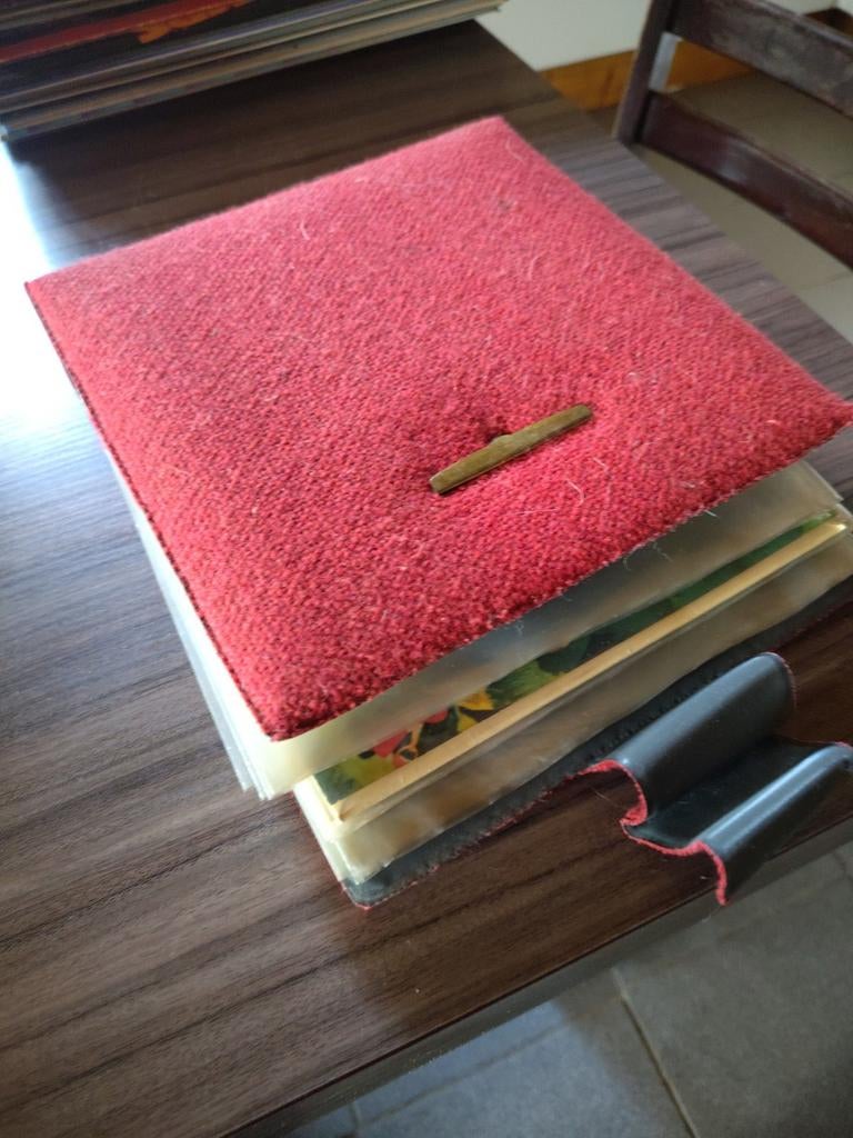 Singles et LP, Enlèvement