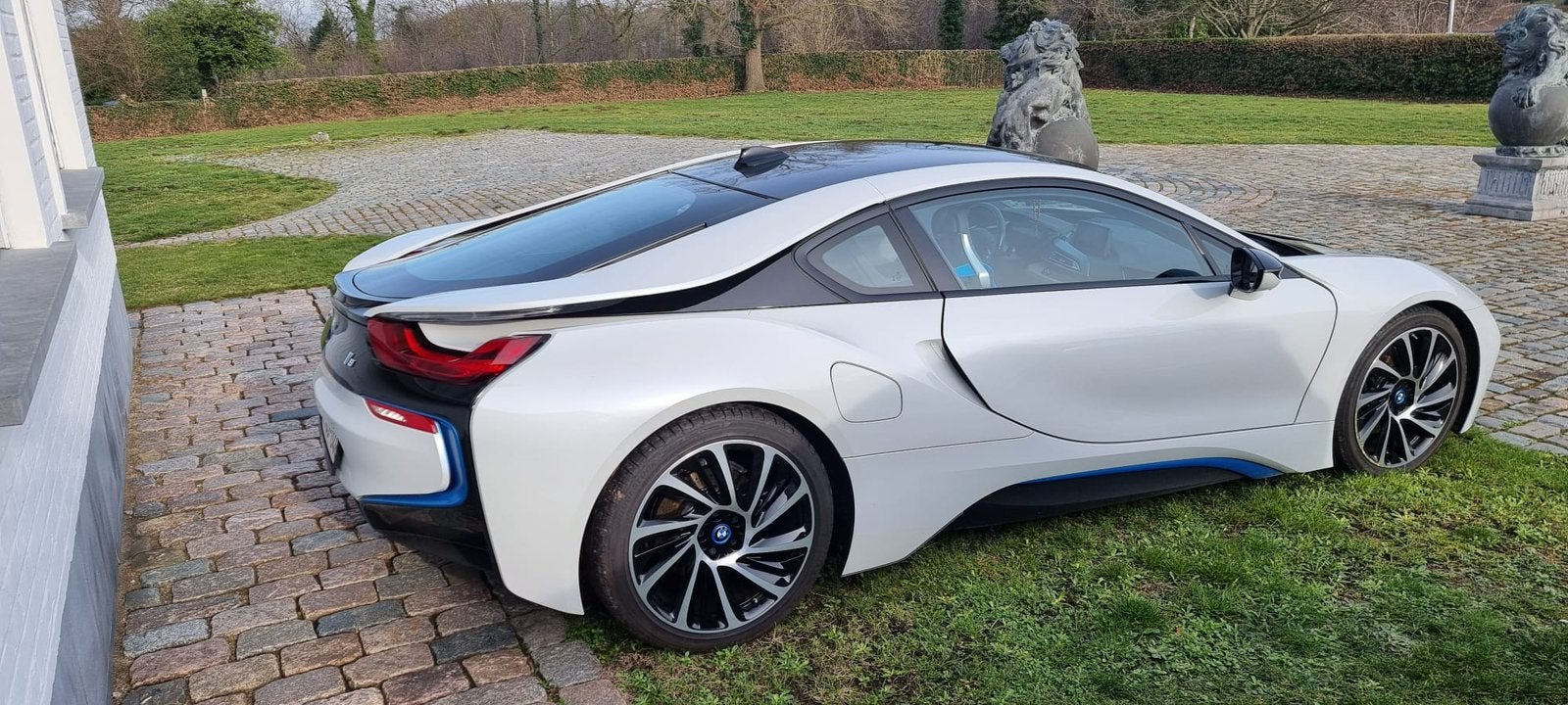 BMW I 8 kristal wit met blauwe afwerking, Auto's, Automaat, 4 zetels, Wit, Adaptive Cruise Control