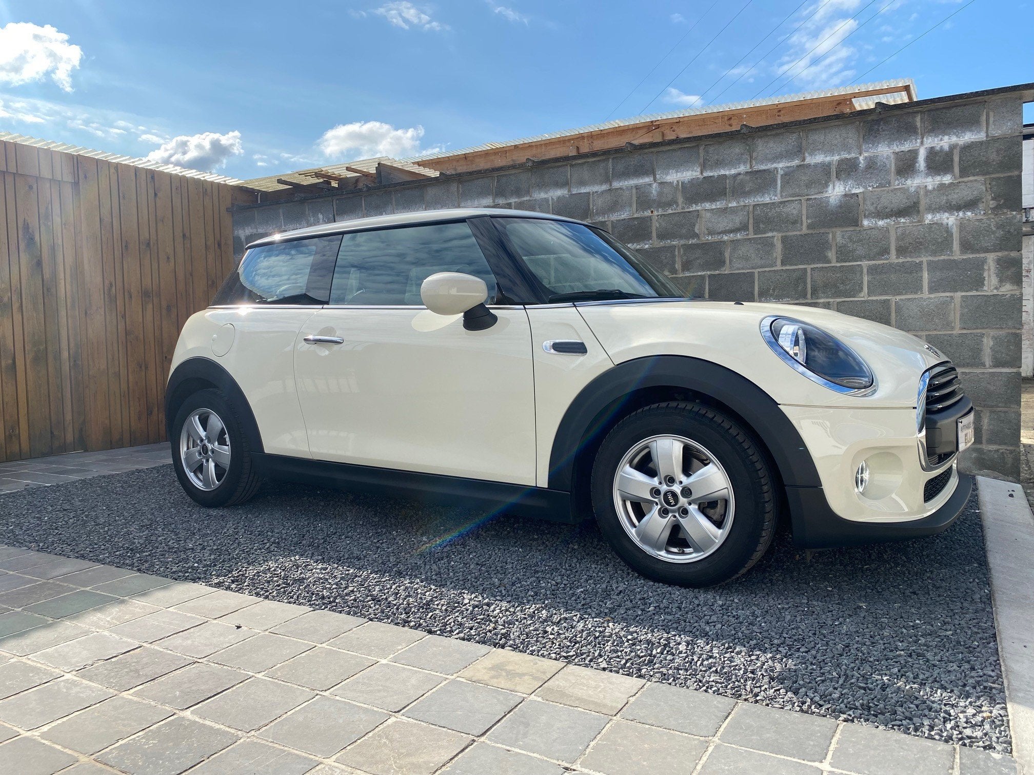 Mini One 1.5i Led Virtual Navigatie CarPlay Slechts 55000km, Auto's, Mini, 75 kW, Gebruikt, Lichtsensor, Beige