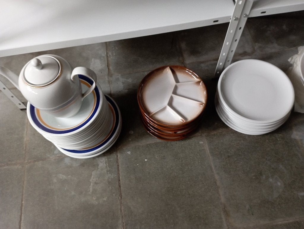 Set serviesgoed + servies + theepot 30€, Ophalen, Overige materialen, Overige typen, Zo goed als nieuw