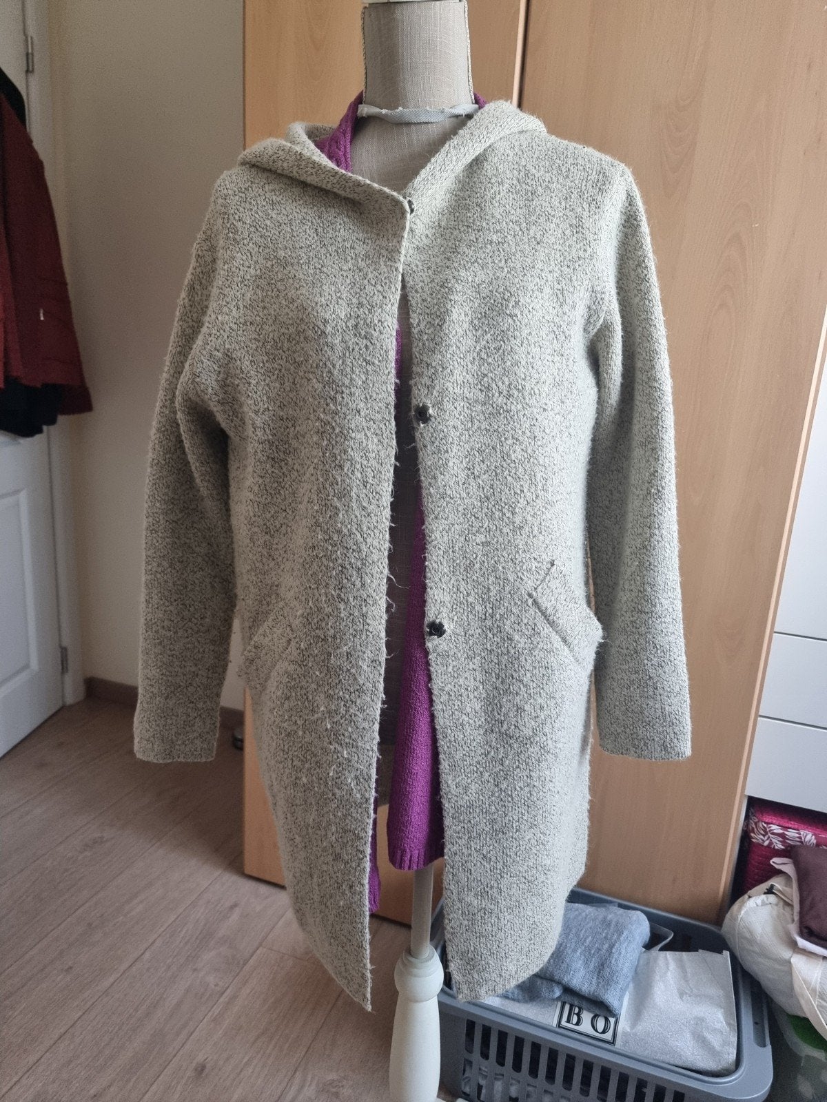 Lange jas met capuchon – lichtgrijs – EU 44–46 (L/XL), Vêtements | Femmes, Pulls & Gilets, Enlèvement ou Envoi, Comme neuf, Taille 46/48 (XL) ou plus grande