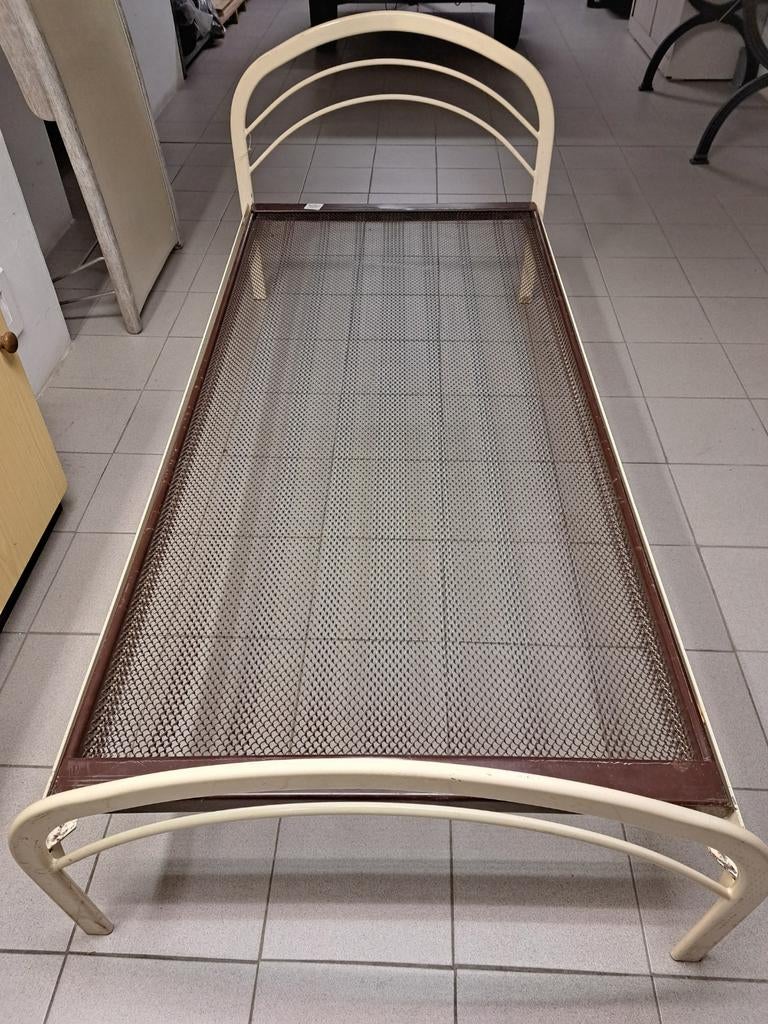 Metalen bed, Ophalen
