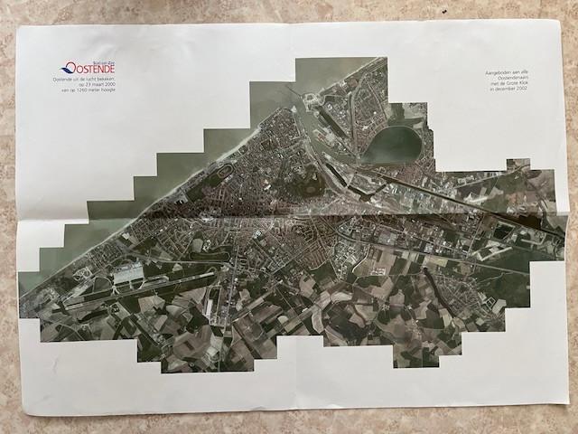 Poster 'Oostende uit de lucht bekeken', Verzamelen, Deurposter of groter, Rechthoekig Liggend, Ophalen of Verzenden, Zo goed als nieuw