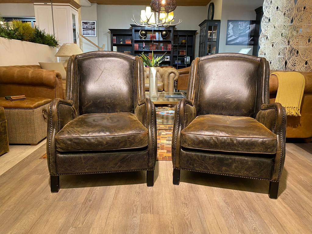 2 x stoere industriële chesterfield fauteuils + poef zetels, Ophalen of Verzenden