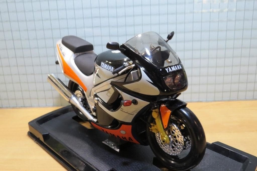 Yamaha YZF600 thundercat 1:10 guiloy, Enlèvement ou Envoi, Neuf, 1:9 à 1:12, Moteur