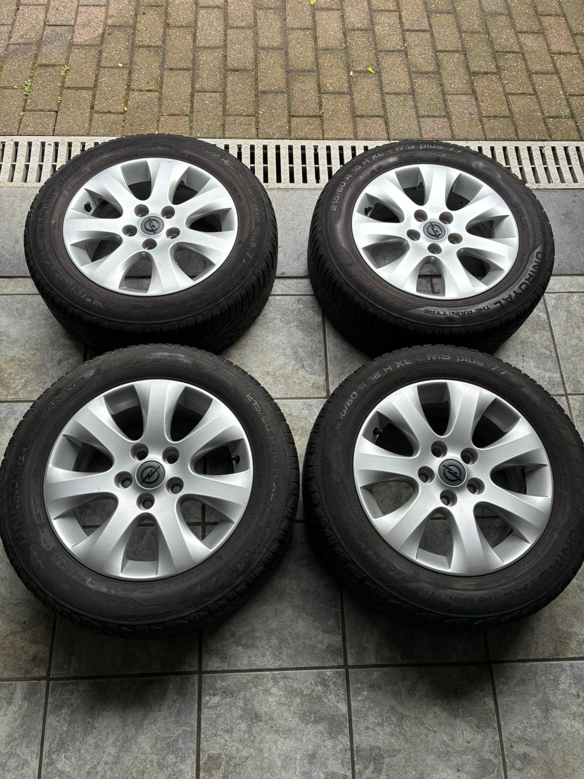 Winterbanden met velgen 215/60 R16 van Opel, Auto-onderdelen, Banden en Velgen, Ophalen, Winterbanden, Velg(en)