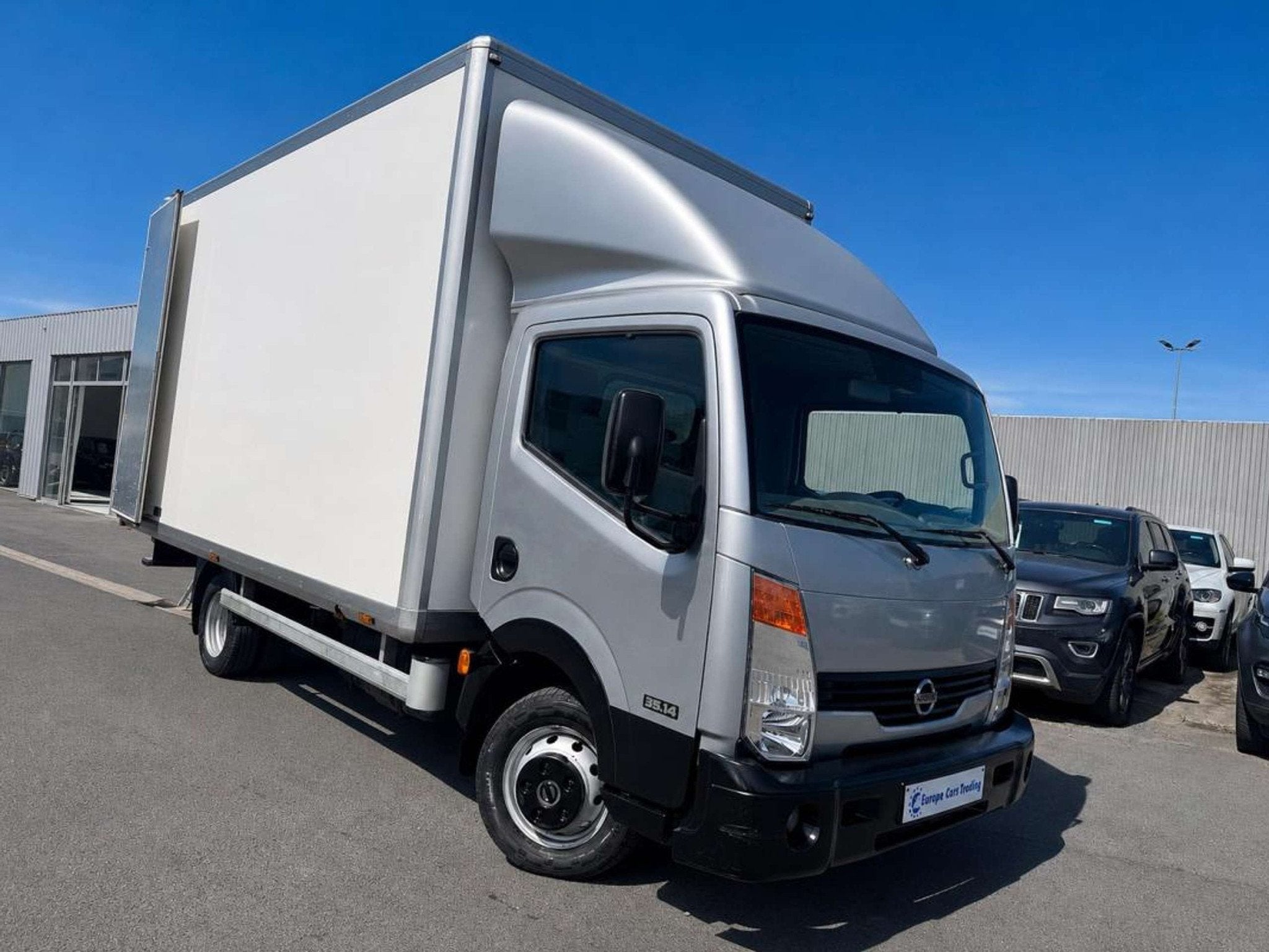 Nissan Cabstar 2.5DCI 136CH 1er MAIN CAISSE ALU 14041€HT T, Auto's, Bestelwagens en Lichte vracht, 100 kW, 4 deurs, Stof, Gebruikt