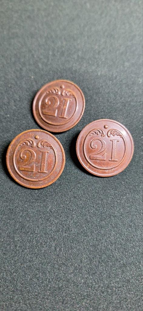 3 boutons français plats n21, Enlèvement