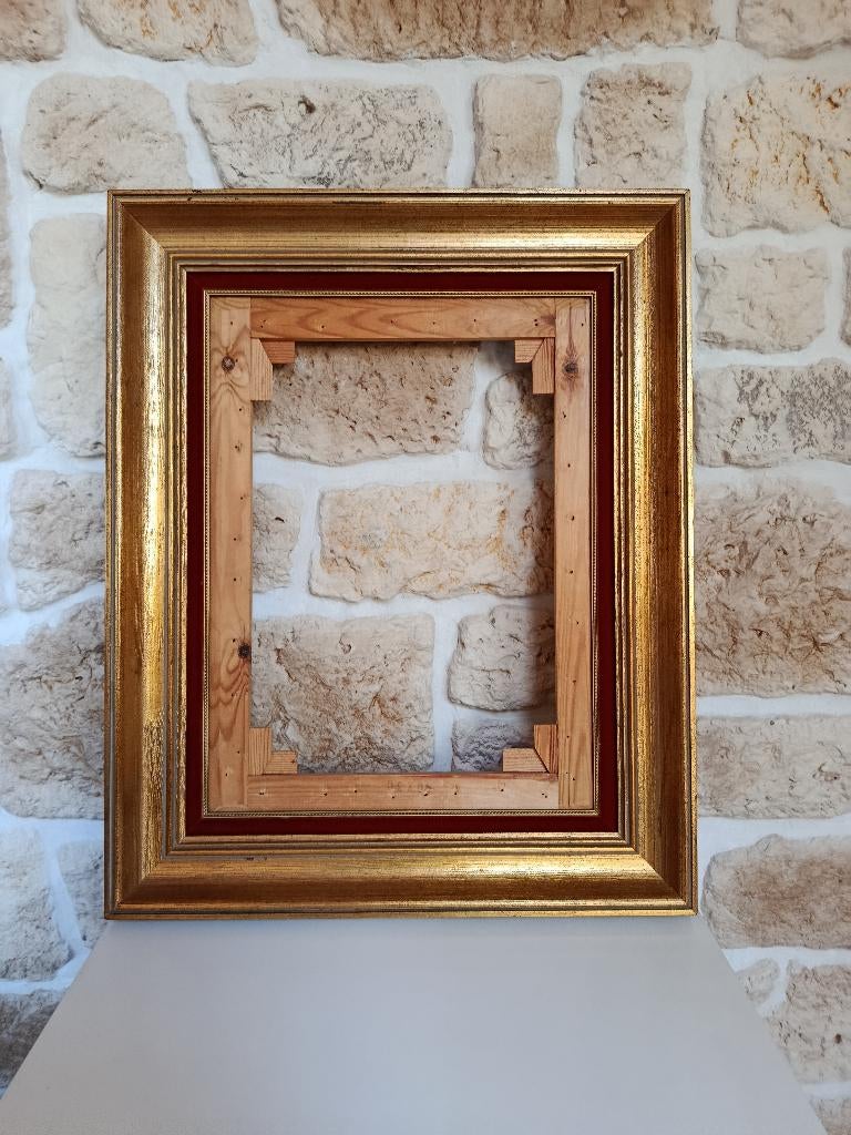 Bel encadrement en bois doré, Enlèvement