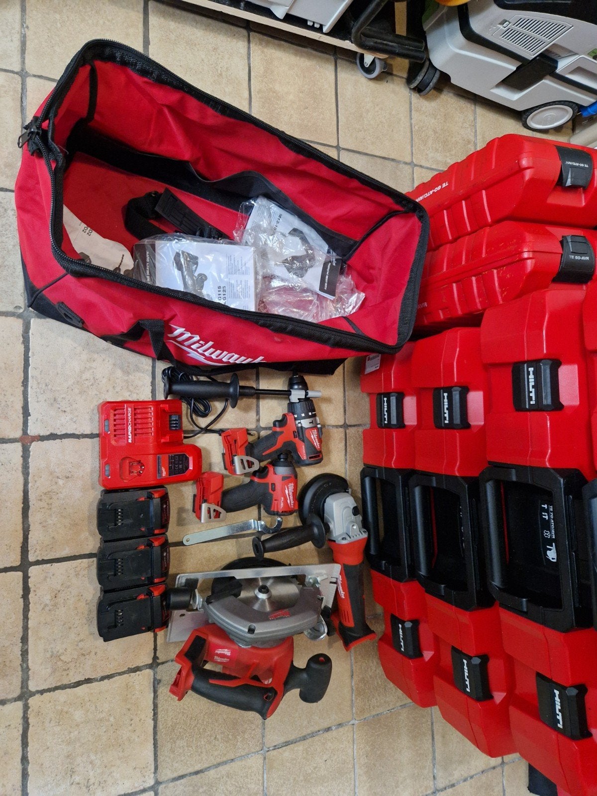 kit Milwaukee 4X machine 3X Batterie +chargeur + sac, Enlèvement, Neuf