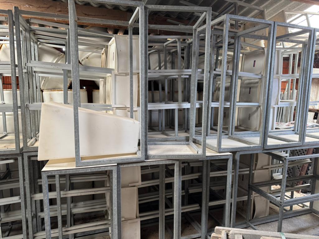 Hoge tafels en stoelen, Ophalen
