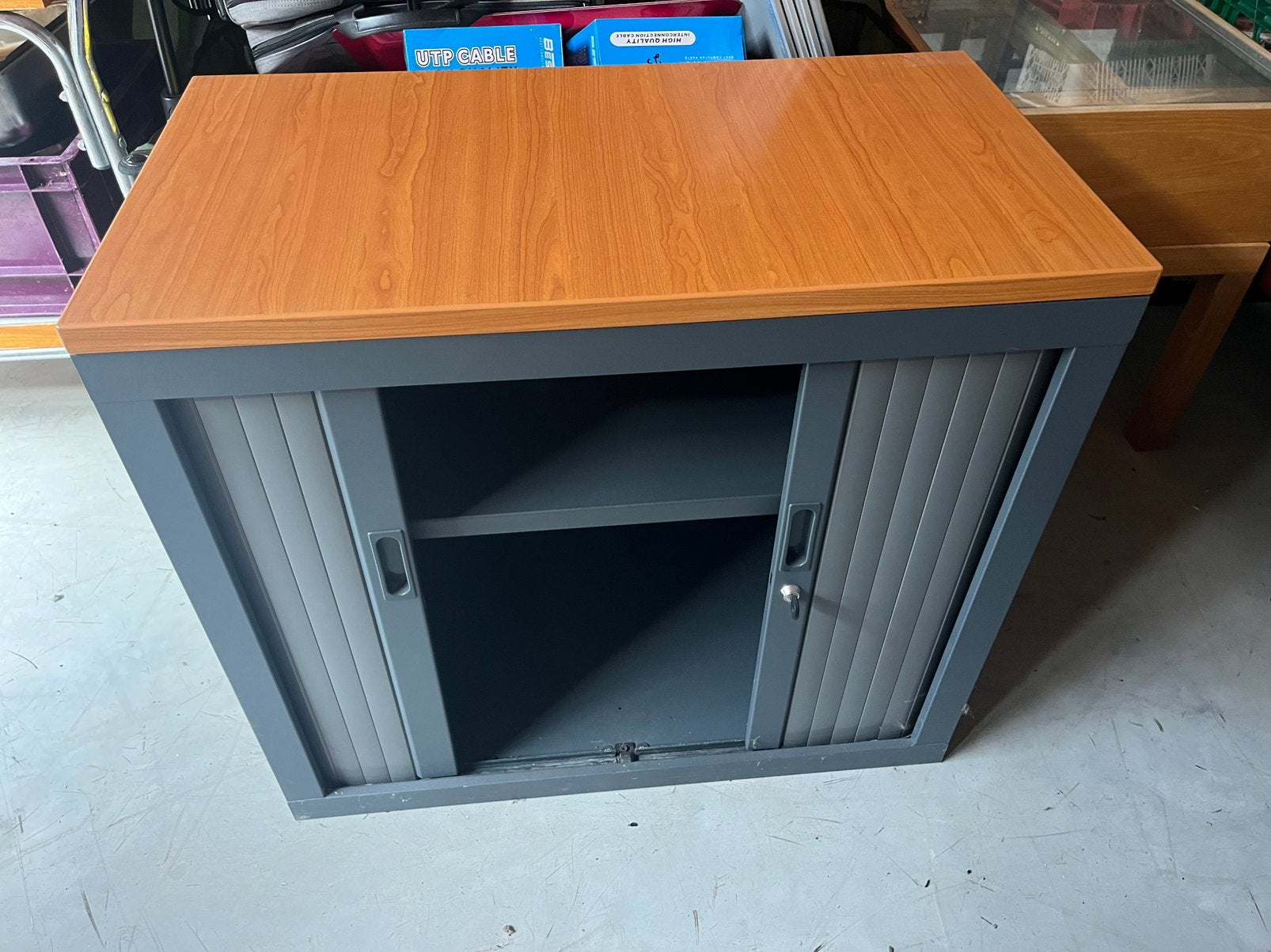 Bureau met kast die op slot kan.Houten blad m.aluminium, Huis en Inrichting, Bureaus, Ophalen, 160 cm, Gebruikt, Nic.debruyne@gmail.com