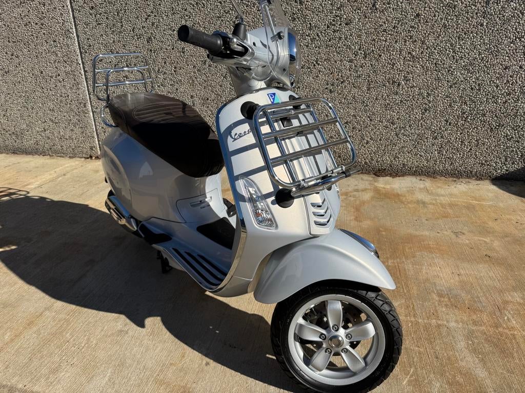 Vespa Primavera 125cc Touring, Fietsen en Brommers, Ophalen, Zo goed als nieuw