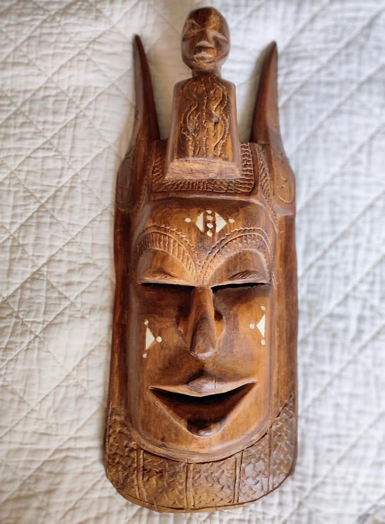 Groot handgesneden muurmasker met inlegwerk en beeldje, Antiek en Kunst, Kunst | Niet-Westerse kunst, Hout, Bruin, Afrika, Masker