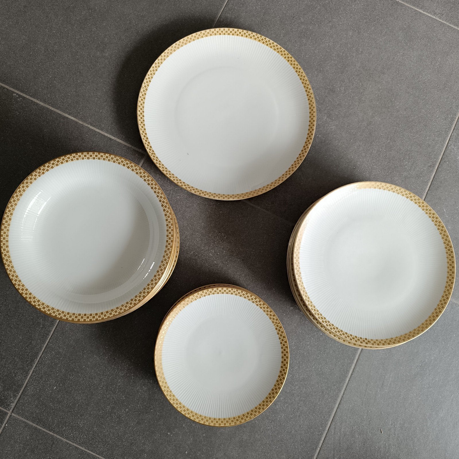 Mooi wit servies met gouden rand – om te bieden, Ophalen, Wit