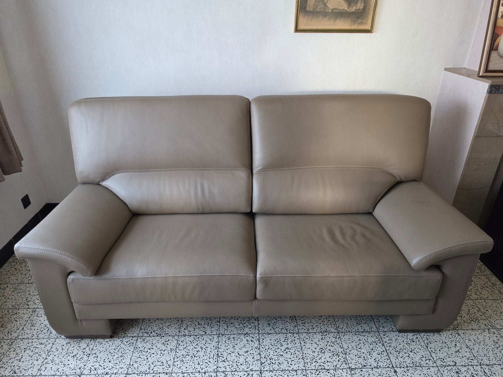2-zit taupe leder - Uitstekende staat, Huis en Inrichting, Ophalen