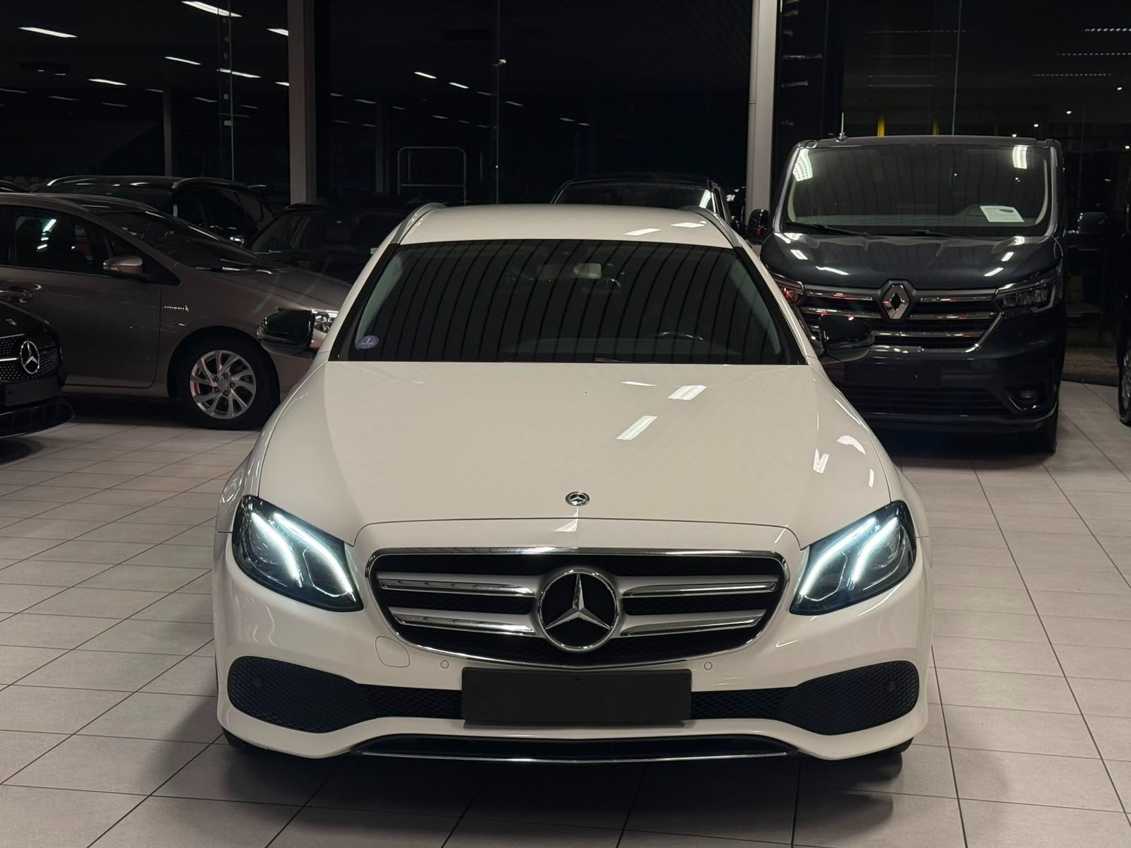 Mercedes Benz E 200 4 Matic, Auto's, Automaat, Multifunctioneel stuurwiel, Gebruikt, Euro 6