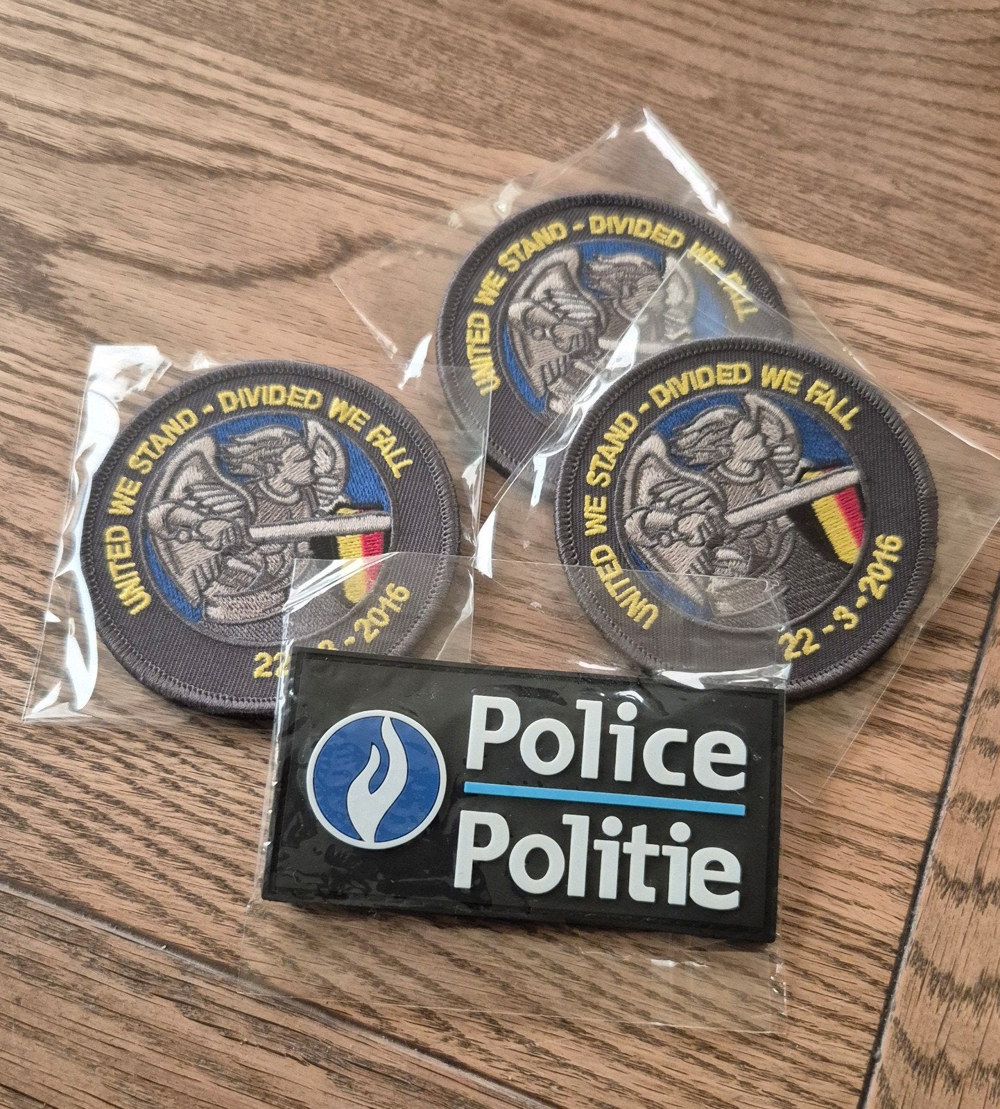 Écussons de police avec velcro, Enlèvement
