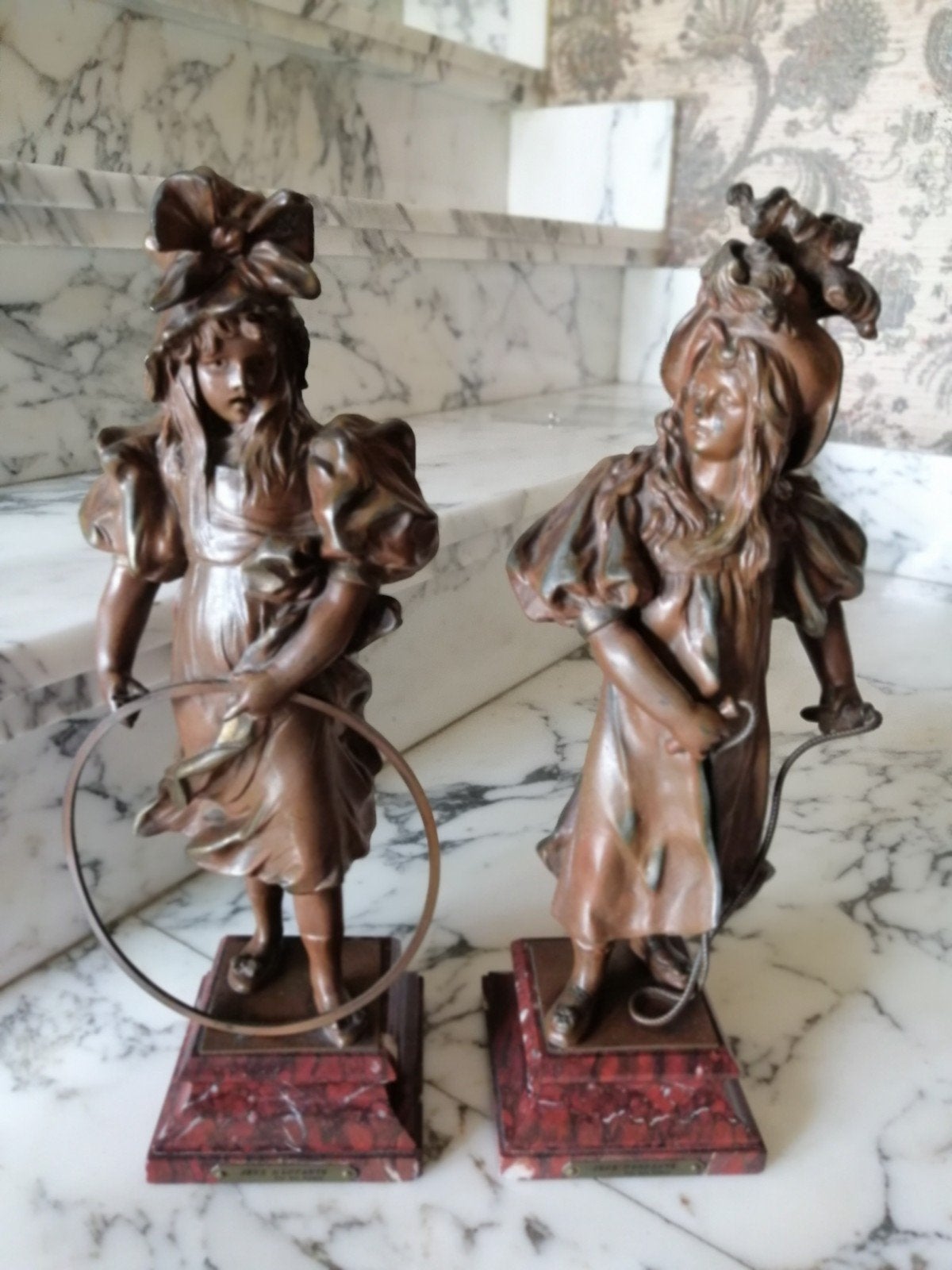 2 bronzen beelden jeux d'enfants van Anton Nelson, Enlèvement