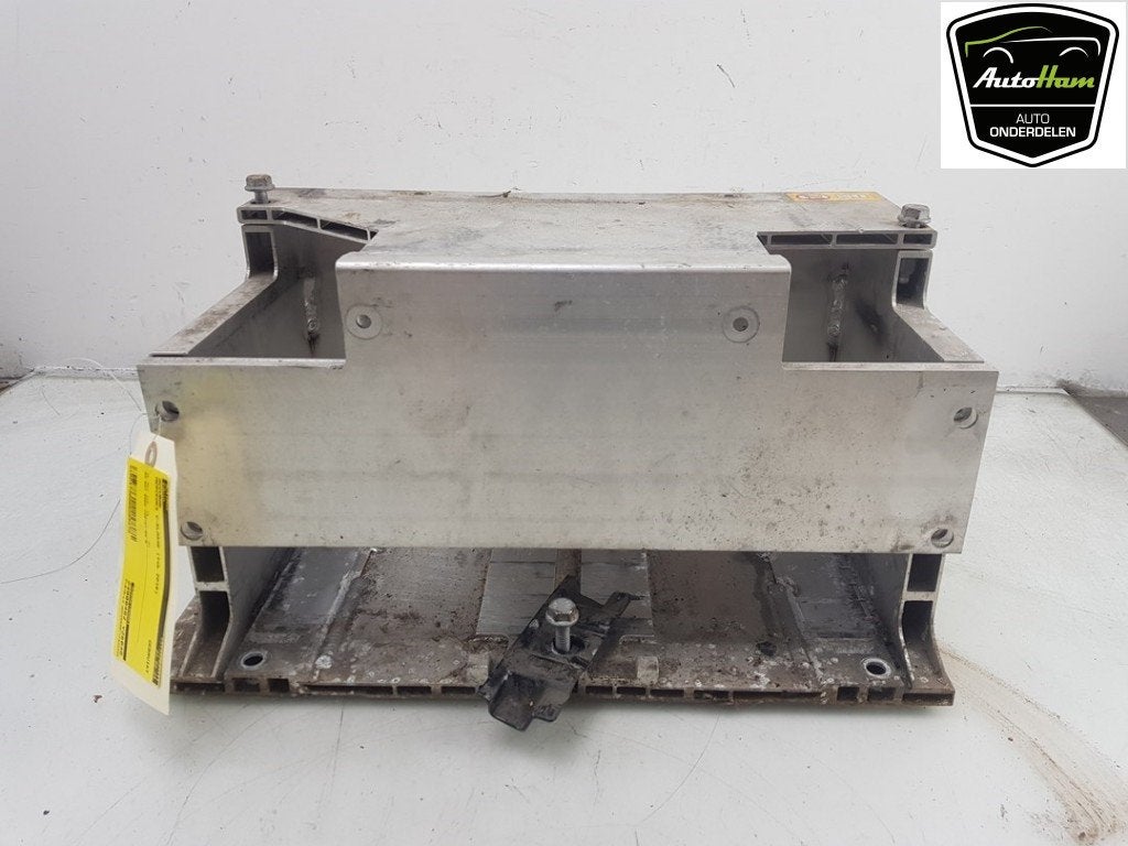 BAC A BATTERIE C-Klasse AMG (W205) (|A2056109801|), Autos : Pièces & Accessoires, Batteries & Accessoires, Utilisé, Mercedes-Benz