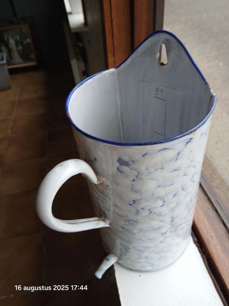 Antieke kan
25 cm hoog 13,5 cm breed ,inhoud 2 liter.jaren 1, Enlèvement