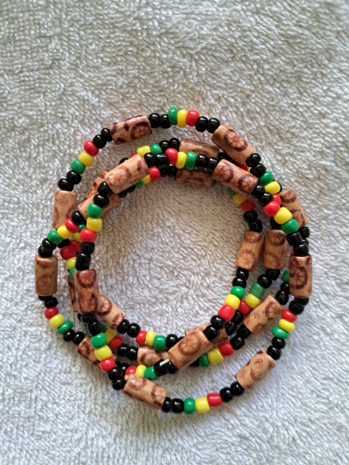 bracelet à perles aux couleurs Rasta / panafricaines, Bijoux, Sacs & Beauté, Bracelets, Enlèvement ou Envoi, Rouge, Or