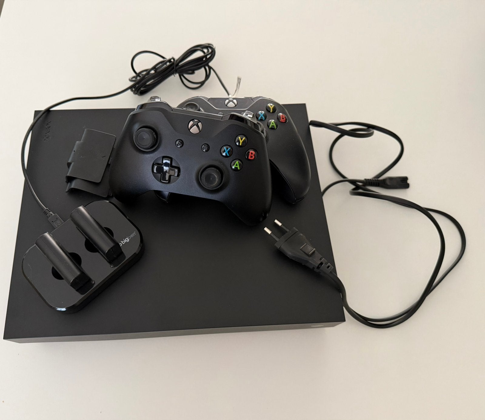 Xbox one X inclusief 2 controllers en 14 spellen, Games en Spelcomputers, Met 2 controllers, Ophalen of Verzenden, Xbox One X