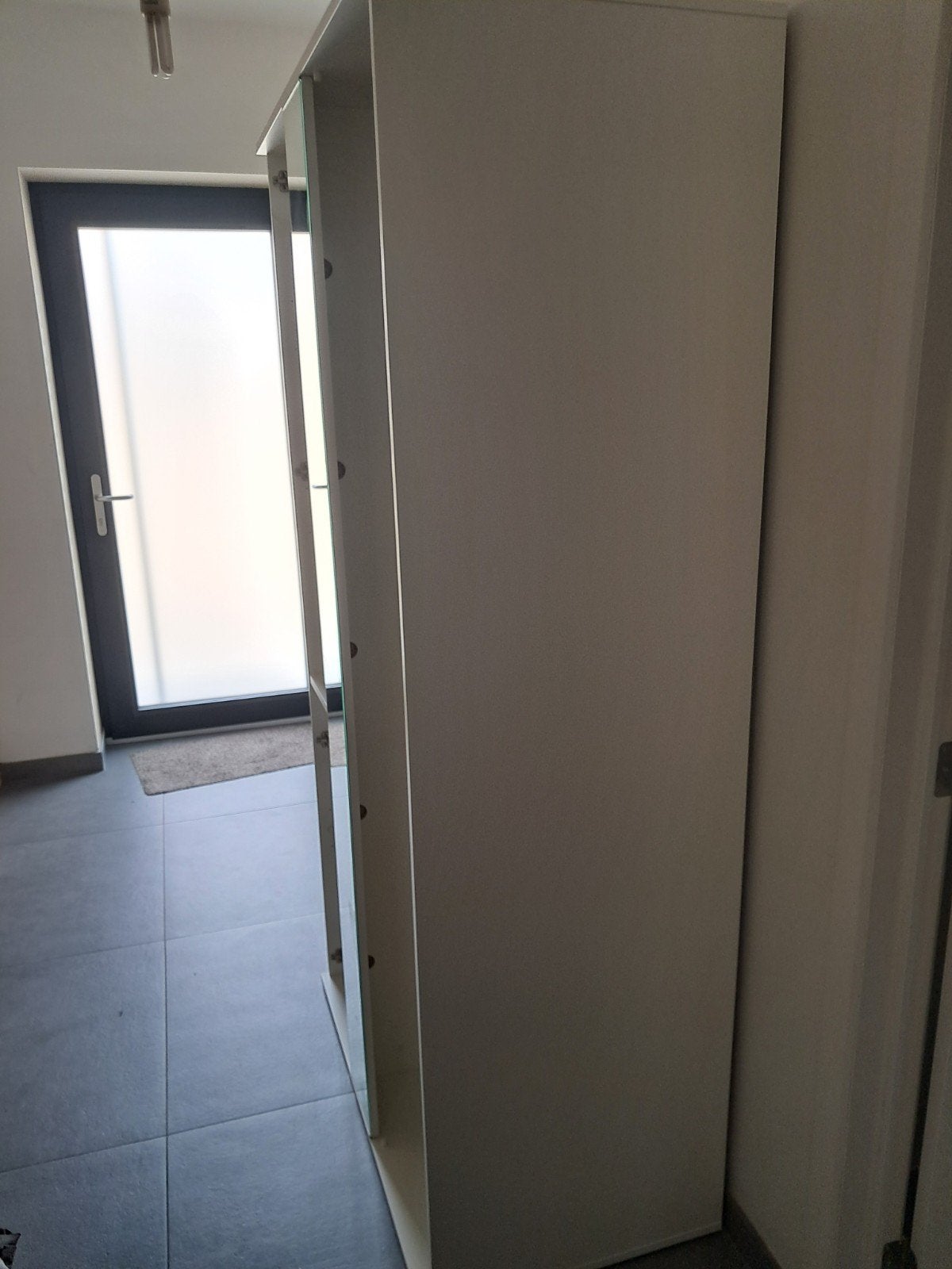 Armoire IKEA Vihals avec 2 portes et miroir., Avec tablette(s), Comme neuf, 100 à 150 cm, 50 à 75 cm