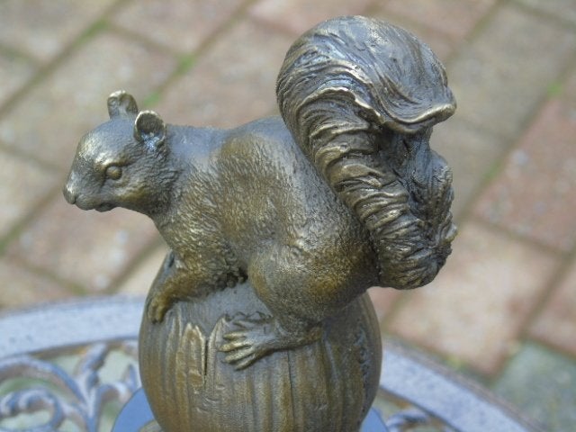écureuil sur un gland en bronze signé, POURTYOS, Antiquités & Art, Enlèvement ou Envoi, Bronze