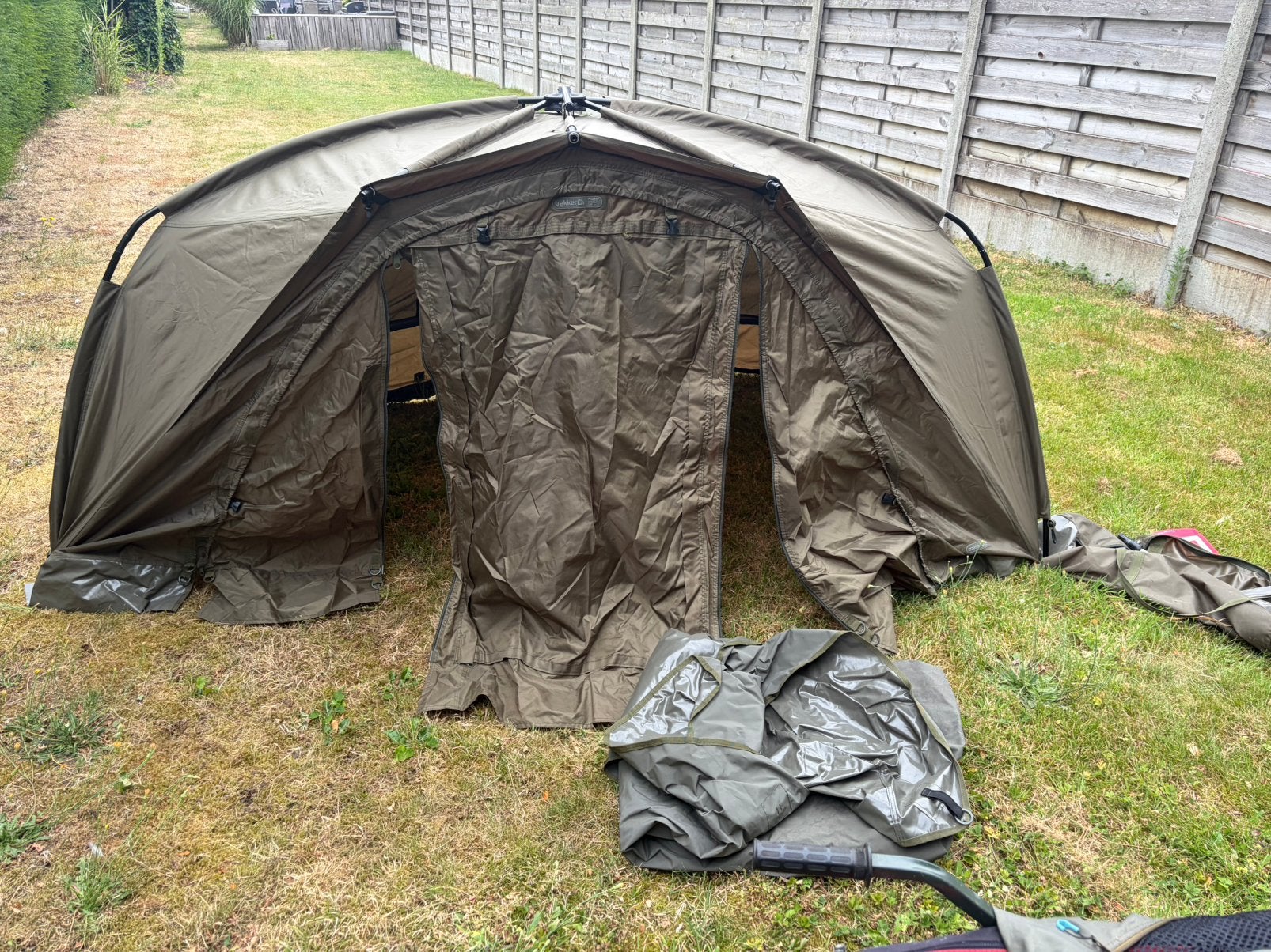 TRAKKER TEMPEST 100 BROLLY, Watersport en Boten, Hengelsport | Karpervissen, Ophalen, Zo goed als nieuw