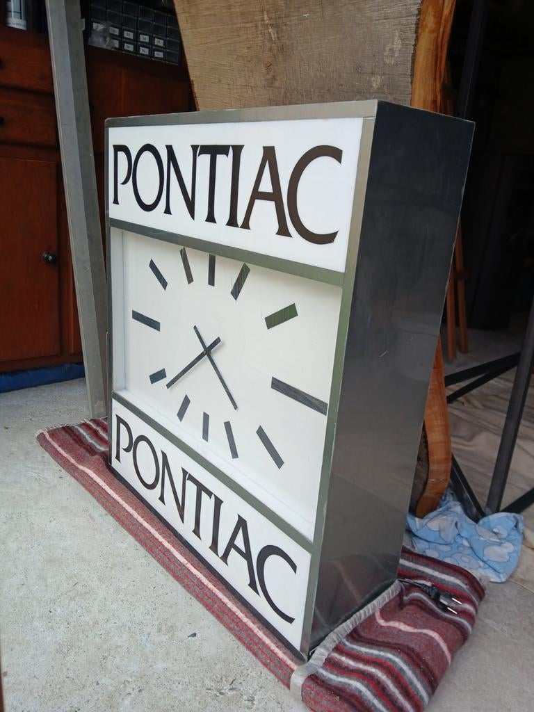 Vintage Pontiac klok, Ophalen