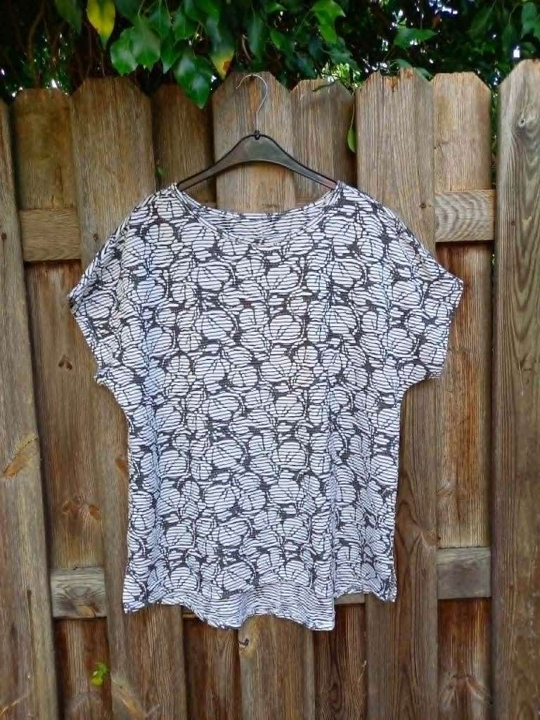 Mooie t-shirt/blouse wit/donkergrijs, maat 50, licht A-model, Kleding | Dames, T-shirts, Ophalen, Wit