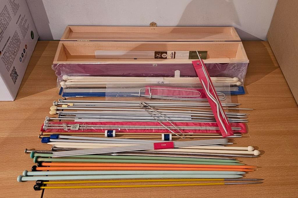 Houten doos met breinaalden., Ophalen of Verzenden
