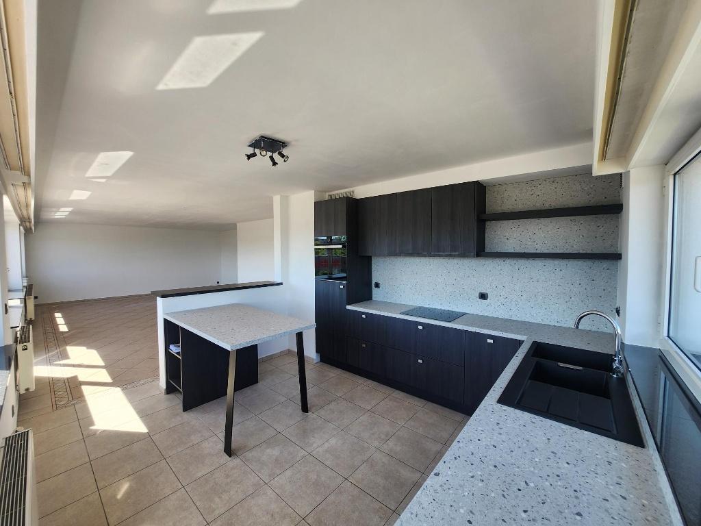 Ruim appartement te huur met terras, 50 m² of meer, Provincie Oost-Vlaanderen