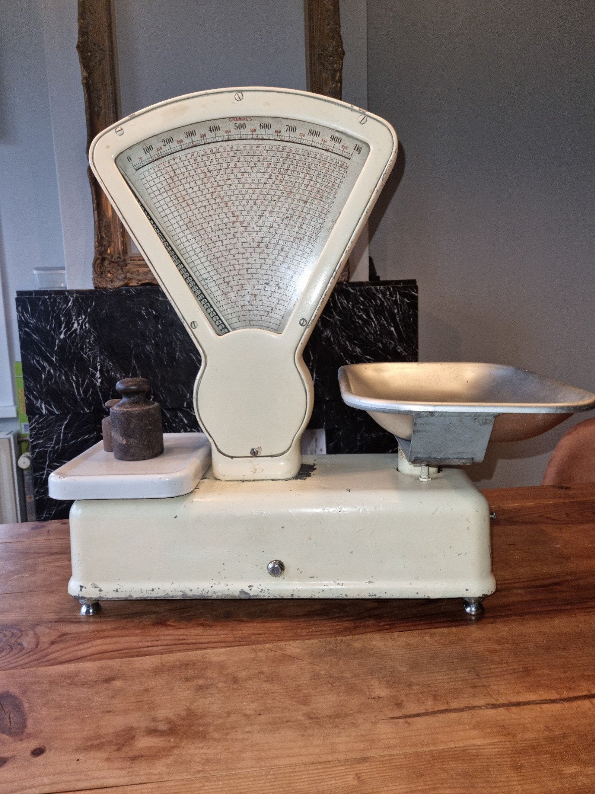 Oude decoratieve weegschaal., Ophalen