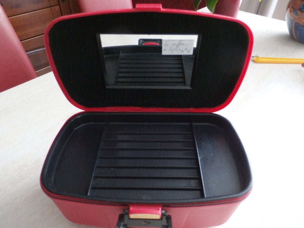 Je vends un coffre à bijoux rouge Avon, Enlèvement, Comme neuf, Bleu, Accessoires