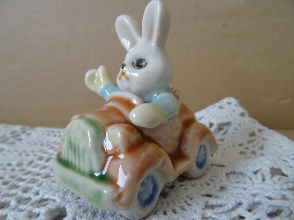 Curiosa miniatuur beeldje konijn of haas in auto Goebel ?, Antiek en Kunst, Curiosa en Brocante, Ophalen of Verzenden