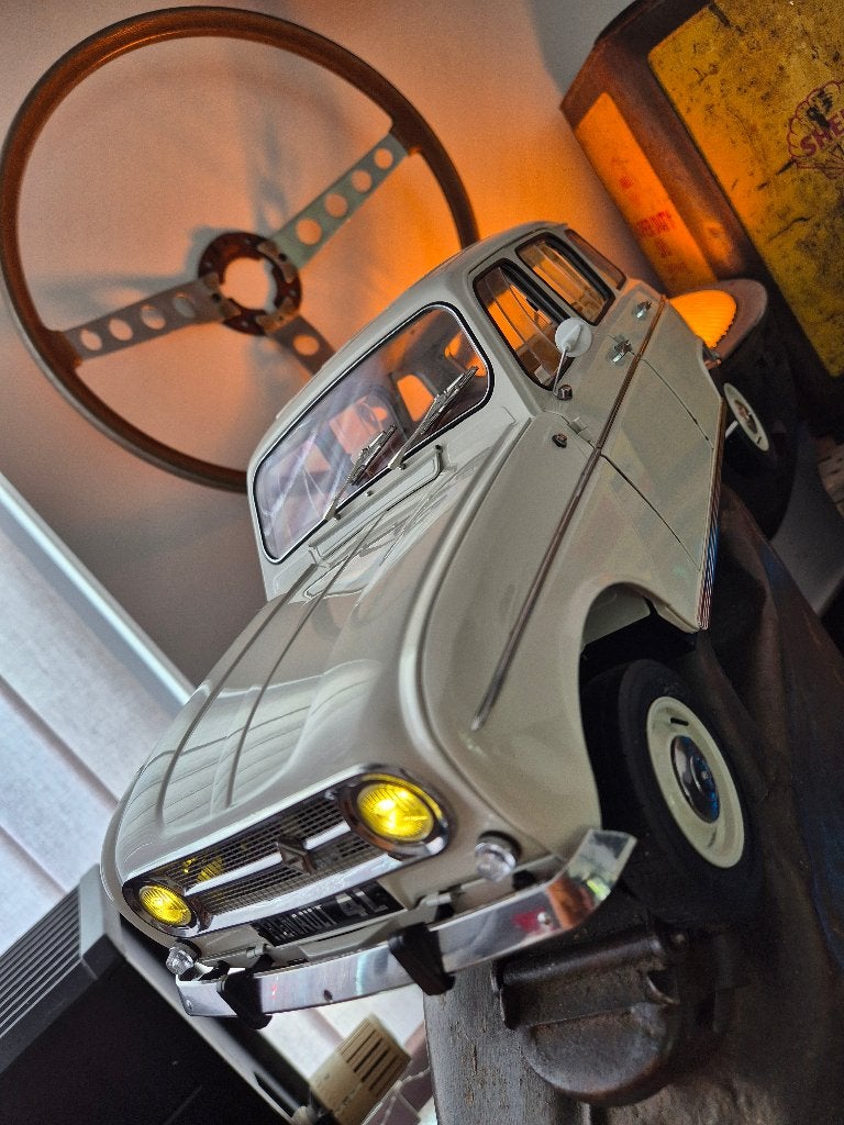 Maquette Renault 4l  1/8, Enlèvement, Neuf, Plus grand que 1:32, Autres marques
