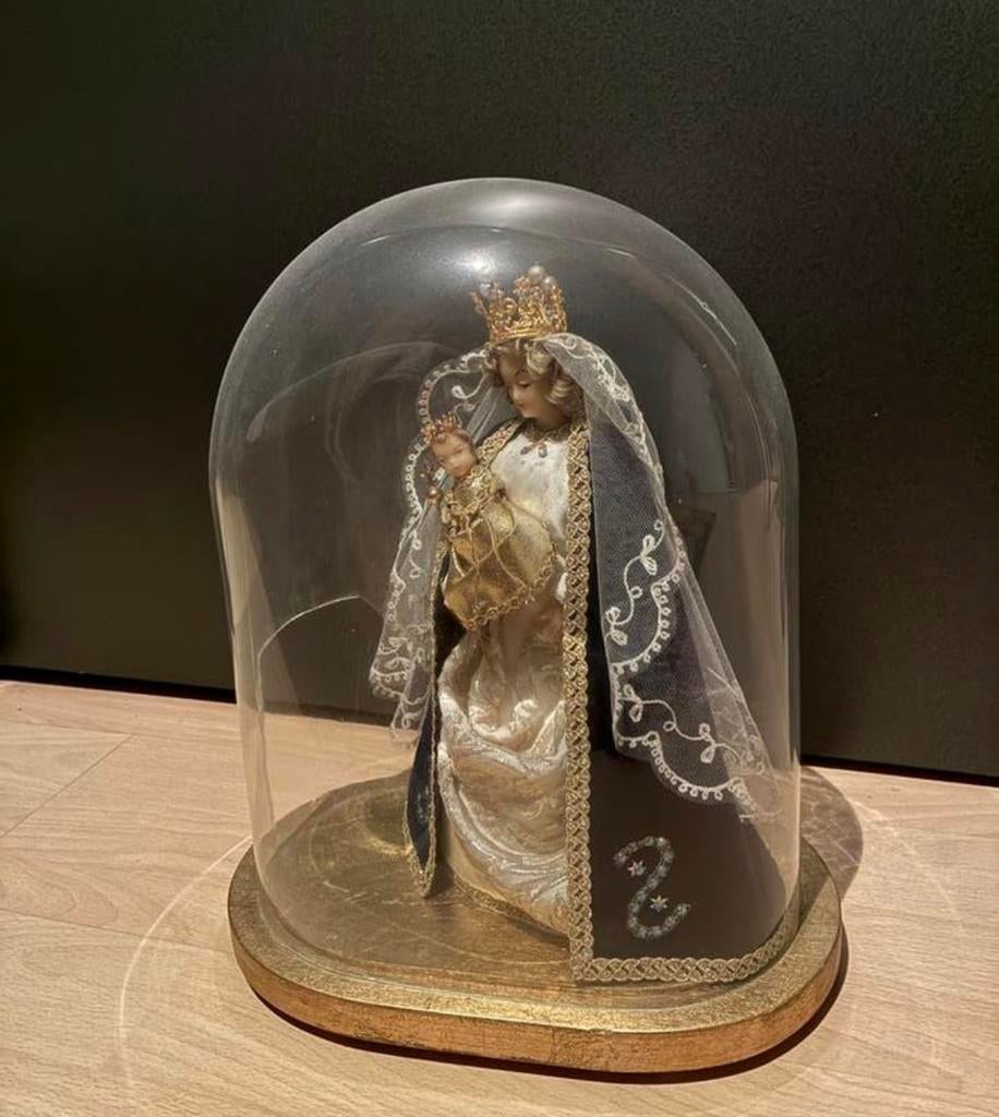 Madonna met kind onder glazen stolp, Ophalen, Gebruikt